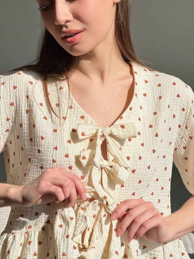Top — Beige med brune hjerter