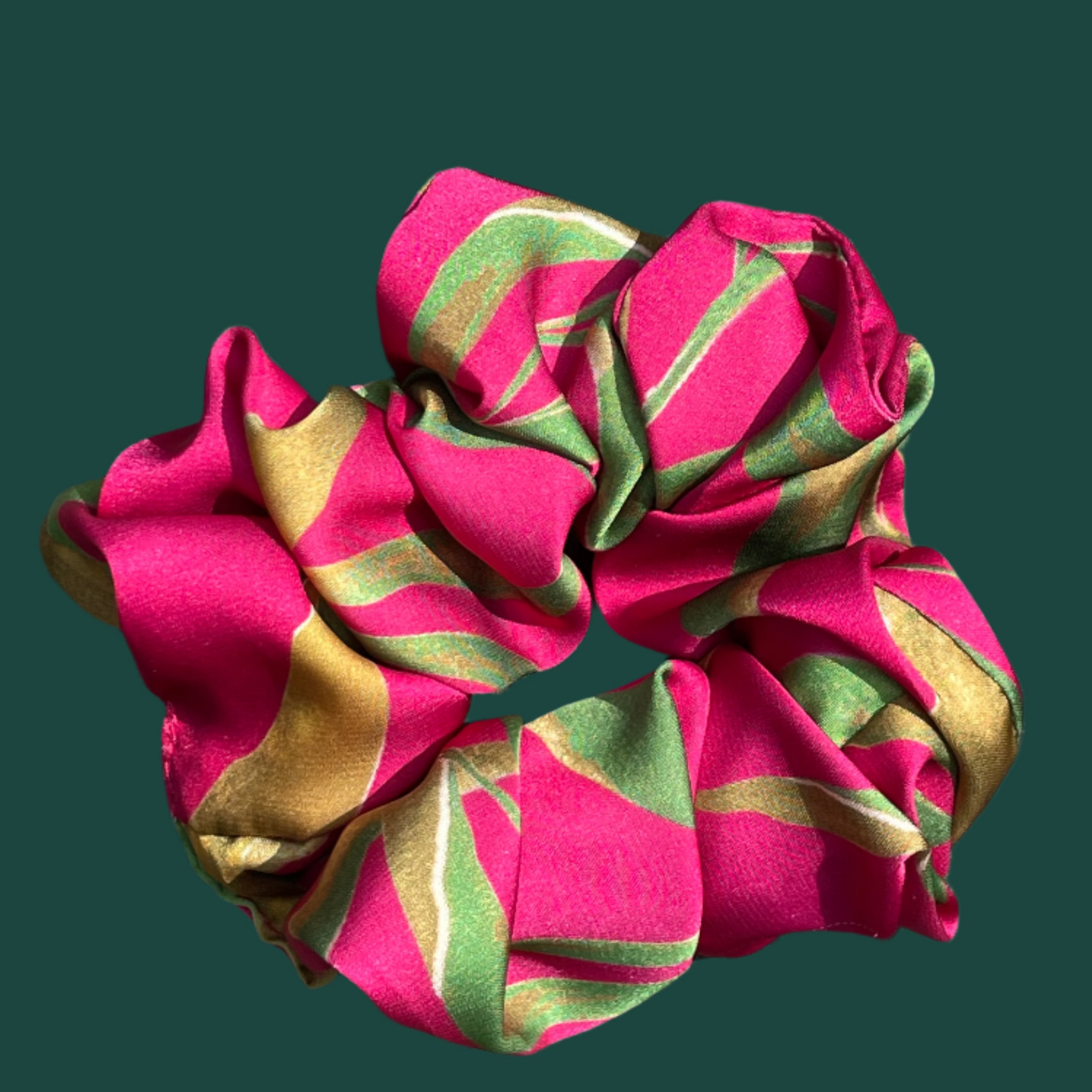 Fet fuchsiagrønn sateng-scrunchie